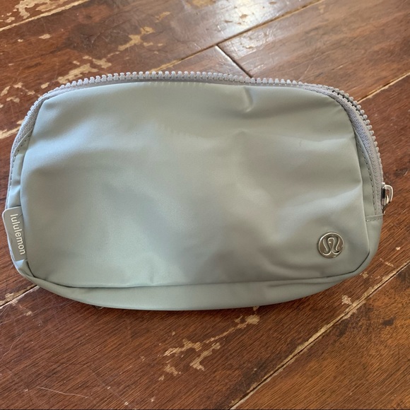 SOLD: Silver Drop EBB- Everywhere Belt Bag - Picture 3 of 6